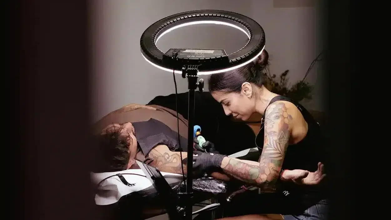 ¿Duele tatuarse? Descubre qué zonas duelen más (y cuáles menos) 34