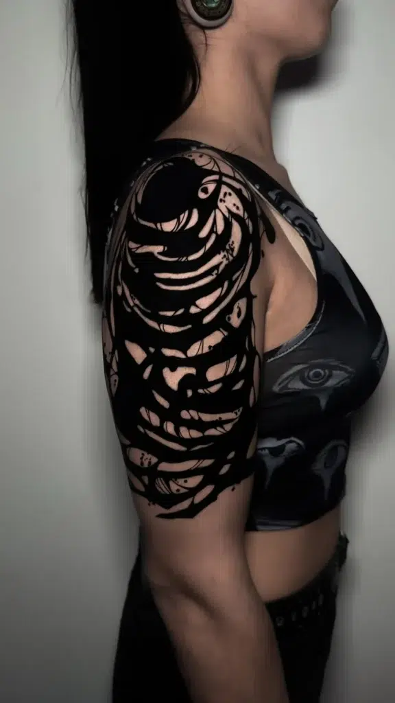 ¿Qué es un tatuaje blackout y por qué está de moda? 2